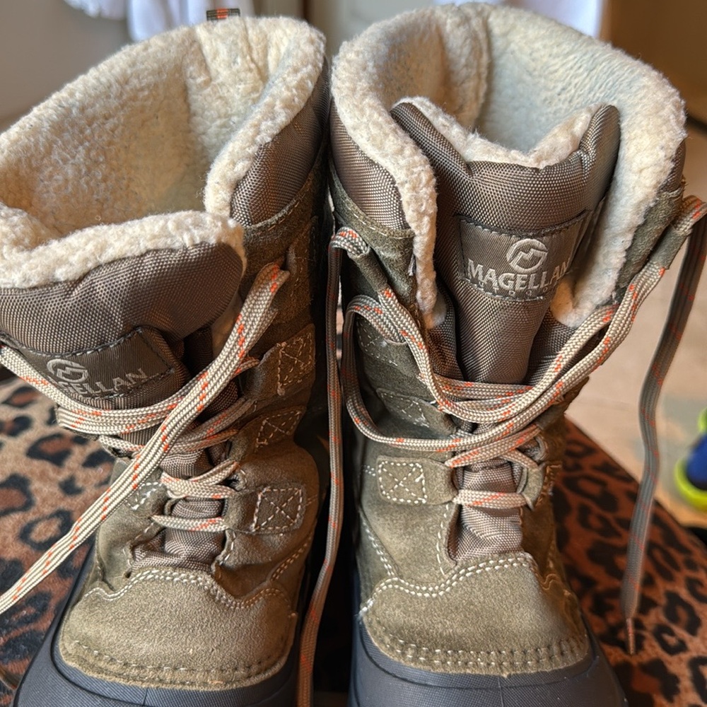 Snow boots gender neutral Size 3 Youth